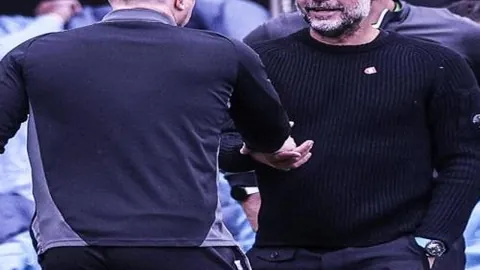 詹姆斯内线突破双人防线完成上篮得分